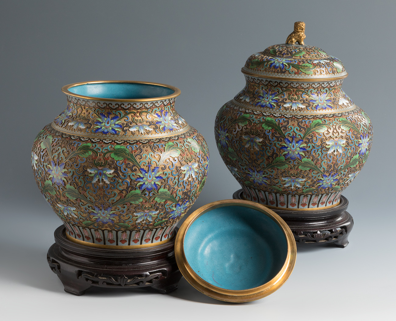 Pair of ginger storage jars. China, 1920-1940.Bronze and cloisonné enamel. Carved wooden bases. - Image 4 of 4