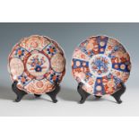 Two Imari-style dishes. Japan, 20th century.Glazed porcelain.Measurements: 21 cm in diameter.Pair of