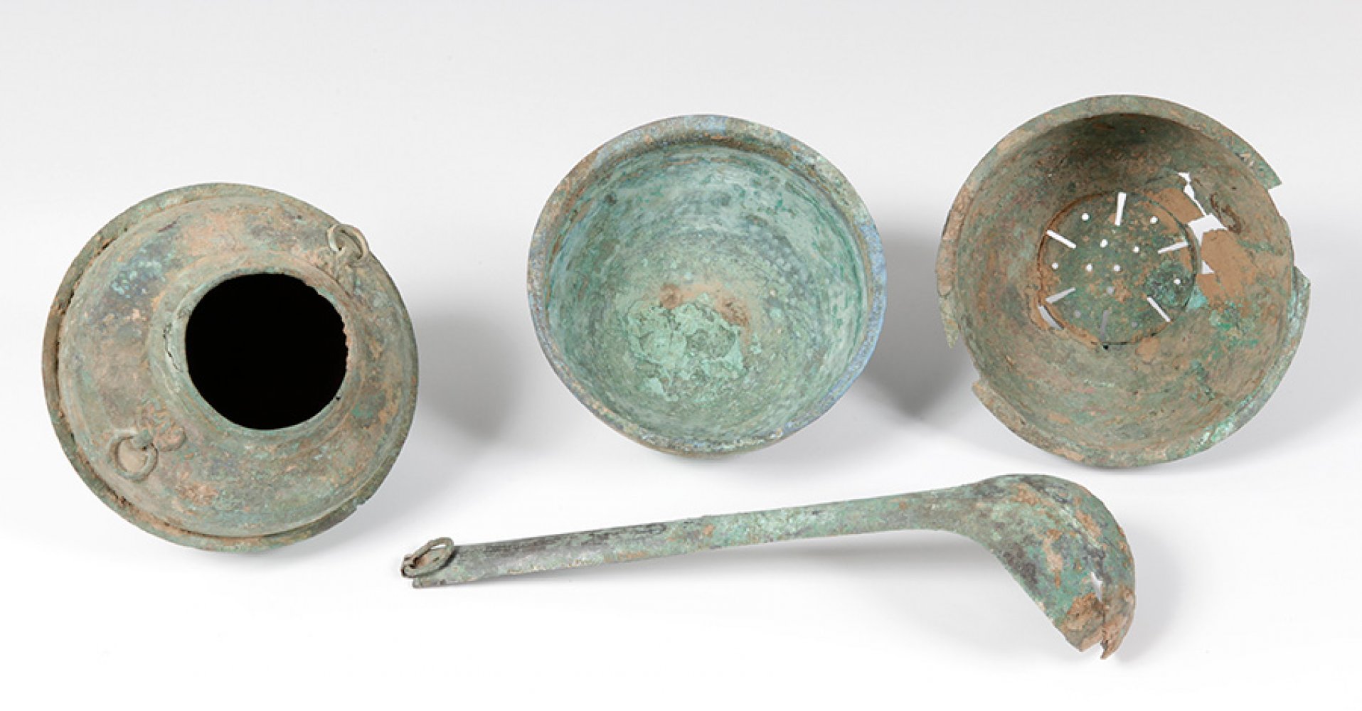 Collection of kitchen utensils; China, Han dynasty, 206 BC. - AD 200.Bronze.Measurements: 26 x 18 - Image 2 of 4