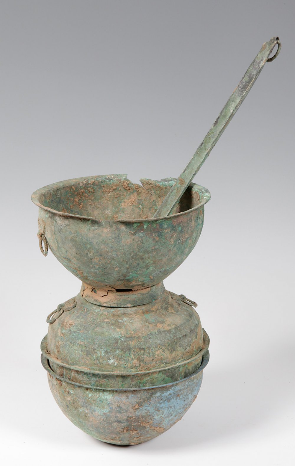 Collection of kitchen utensils; China, Han dynasty, 206 BC. - AD 200.Bronze.Measurements: 26 x 18 - Image 3 of 4