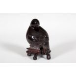Bird figure. China, 20th c.Hard stone and wooden base.Measurements: 13 x 9 x 9 x 6 cm; 9 x 9 x 6 x 6