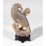 Bird. China, 20th century.Carved agate.Measurements: 17 cm (total with stand).Delicate carving