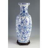 Vase. China, 20th century.Enamelled porcelain.With seal on the base.Measurements: 65 cm (height) x
