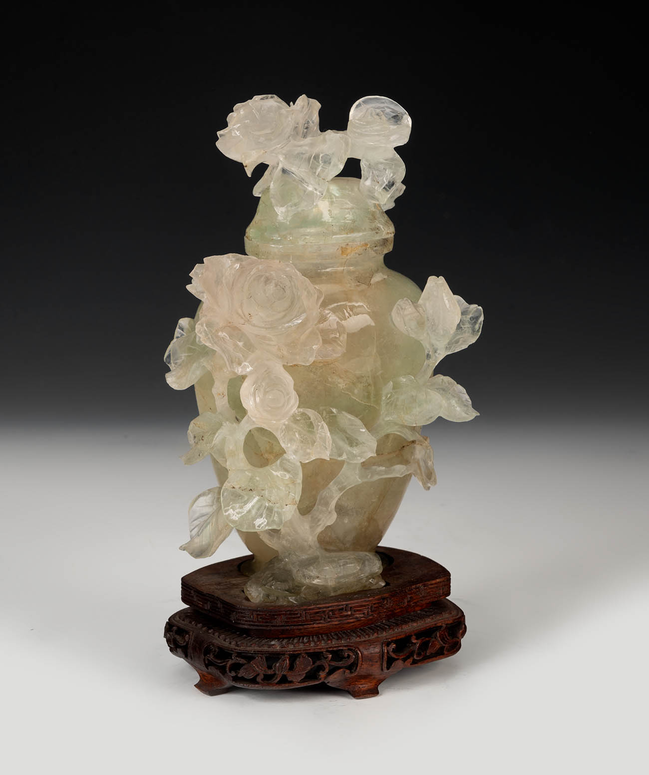 Potiche with flowers. China, 20th century.Hand carved fluorite on wooden base.Size: 16 cm ( - Image 4 of 7