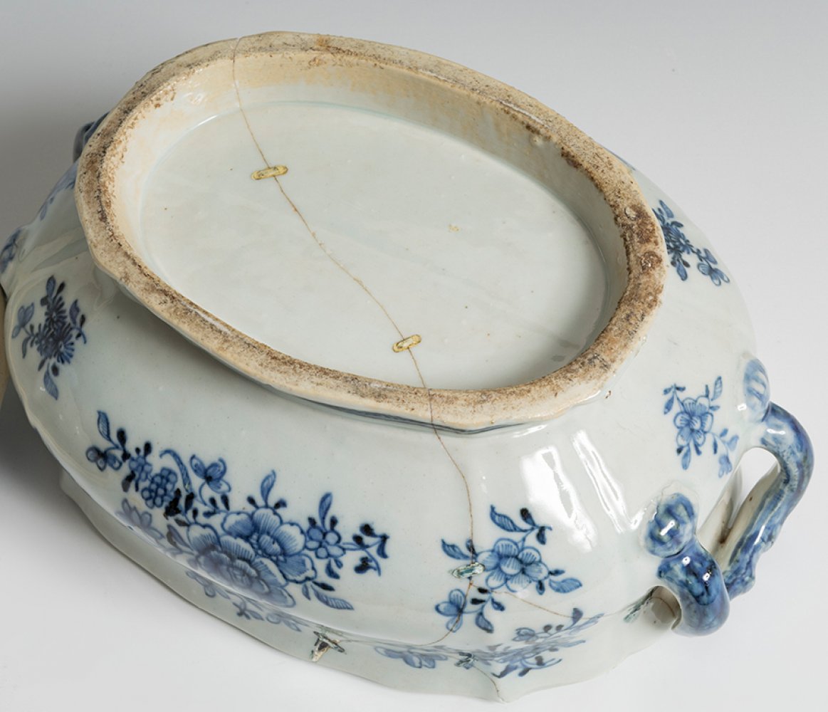 Chinese tureen, 18th century.Enamelled porcelain.Restored.Measurements: 21 x 24 x 18 cm.Chinese - Image 3 of 5