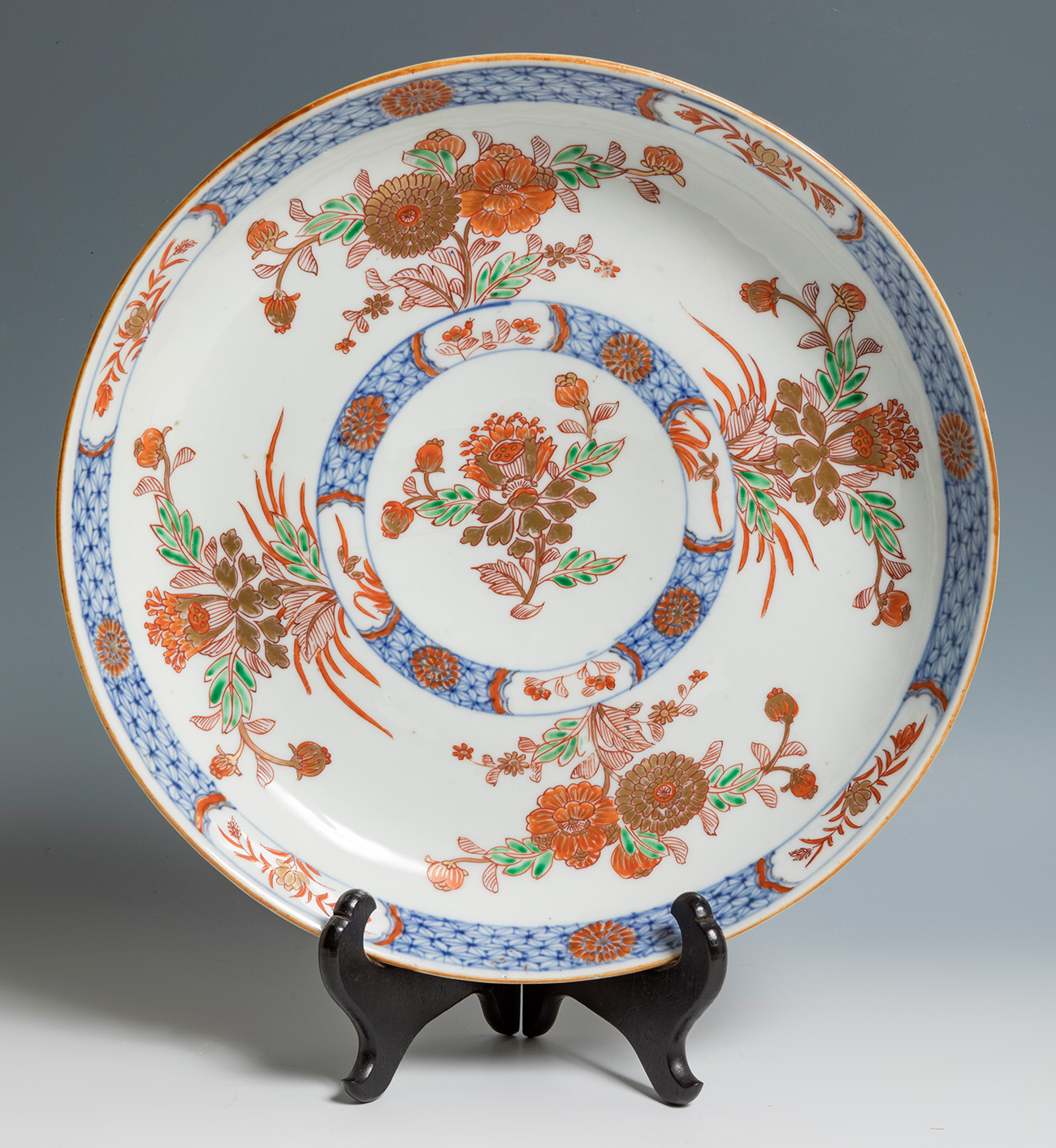 Plate of the East India Company, 19th century.Enamelled porcelain.Measurements: 34 cm (diameter).