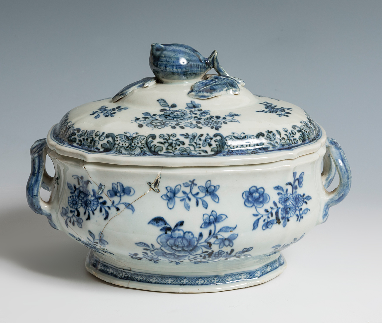 Chinese tureen, 18th century.Enamelled porcelain.Restored.Measurements: 21 x 24 x 18 cm.Chinese