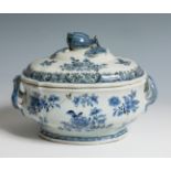 Chinese tureen, 18th century.Enamelled porcelain.Restored.Measurements: 21 x 24 x 18 cm.Chinese