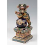 Protective lion figure; China, 20th century.Wucai-style ceramic.Size: 34 x 13 x 19 cmFigure of a