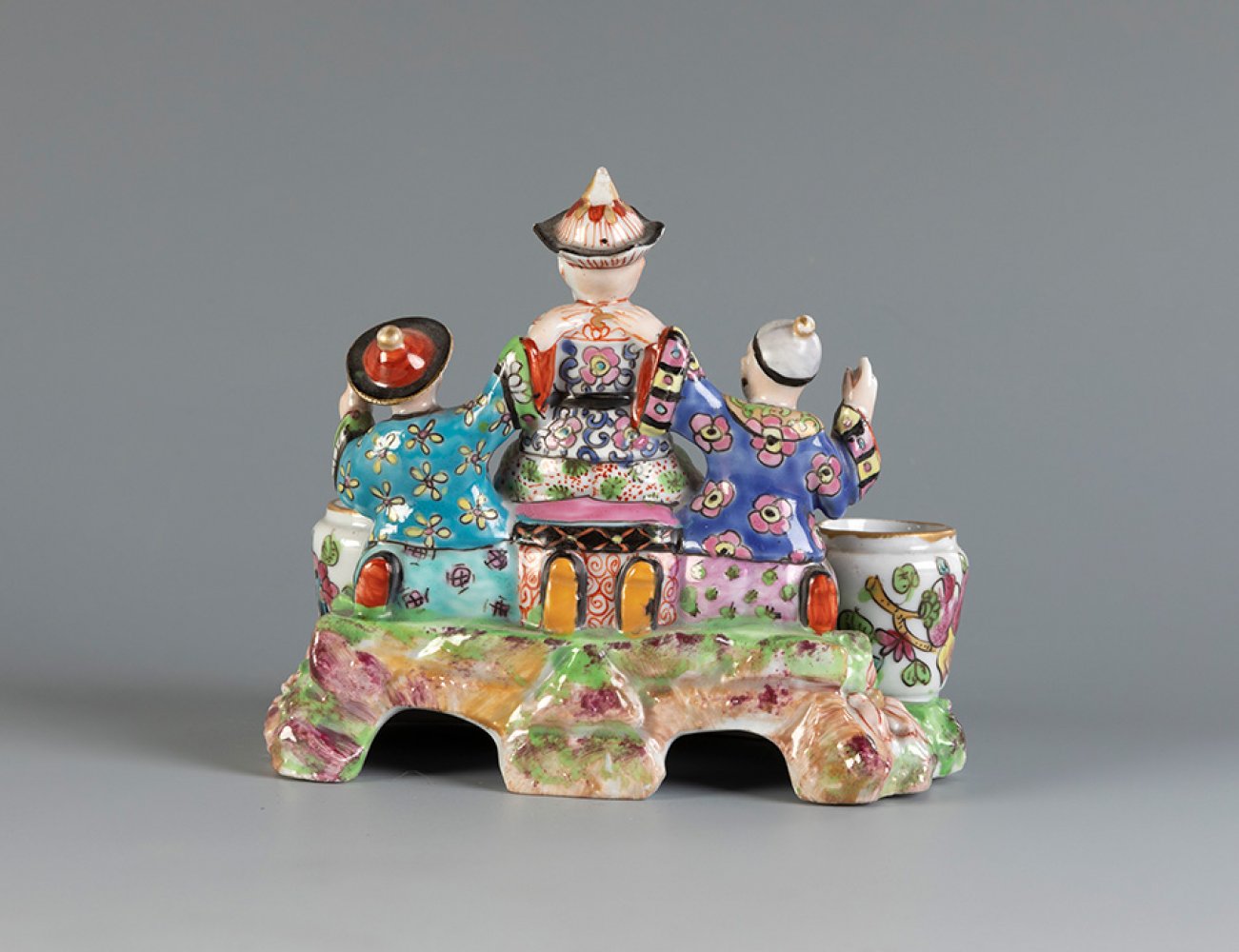Curious and rare inkwell. China, second half of the 19th century.Hand-painted porcelain.It - Image 2 of 4