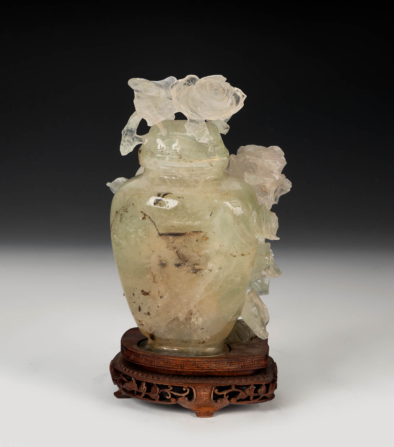 Potiche with flowers. China, 20th century.Hand carved fluorite on wooden base.Size: 16 cm ( - Image 2 of 7