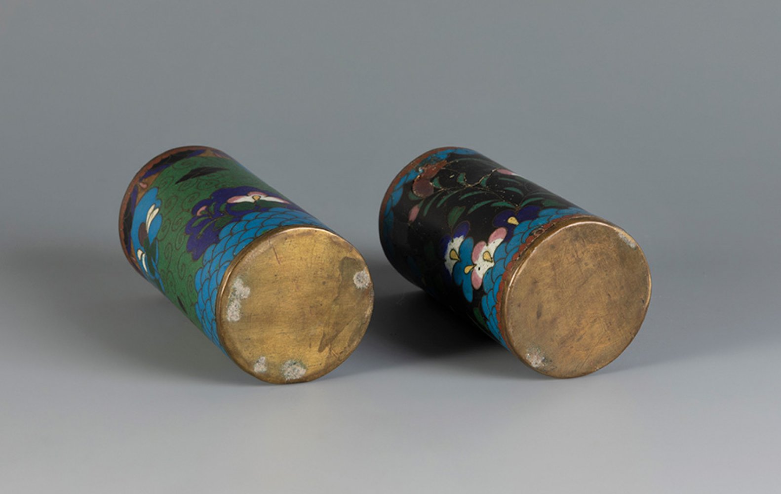 Two brush pots. Japan, Edo period, 19th century.Bronze and cloisonné enamels.With marks of use. - Image 4 of 4