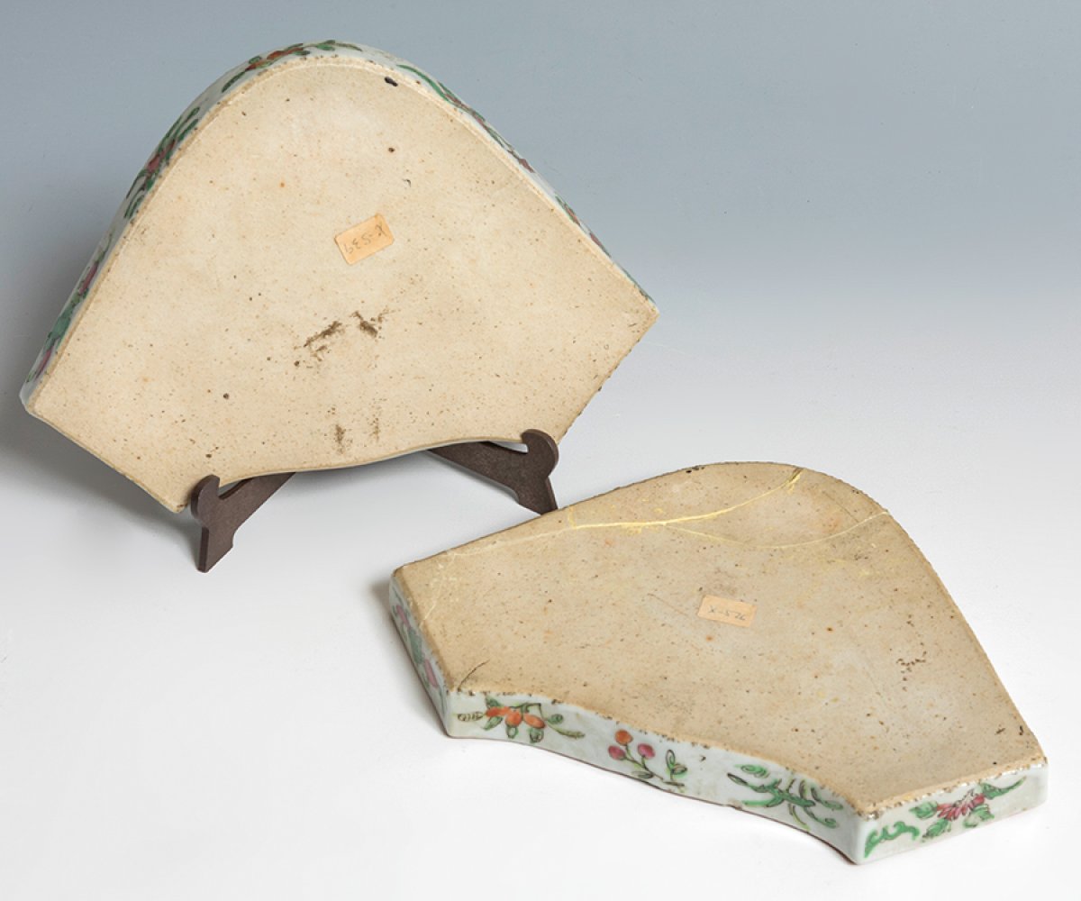Pair of trays. Canton, China, 19th century.Enamelled porcelain.One of them is restored.Measurements: - Image 3 of 4