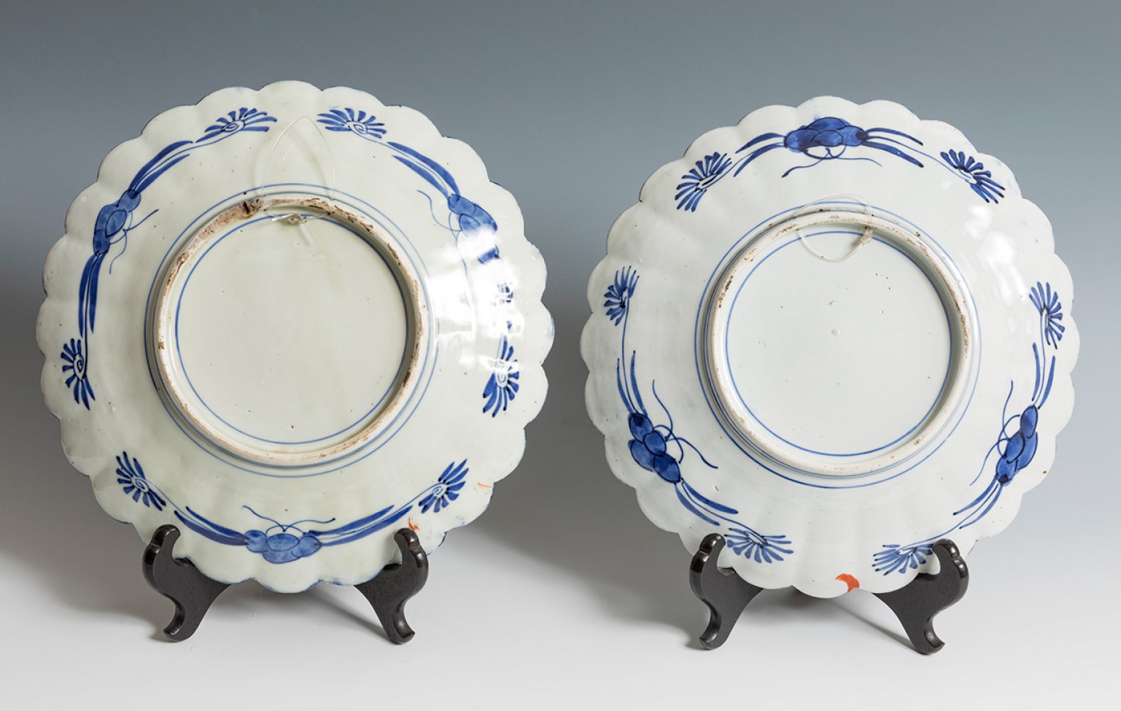 Two Imari-style dishes. Japan, 20th century.Glazed porcelain.Measurements: 30 cm in diameter.Pair of - Image 3 of 3