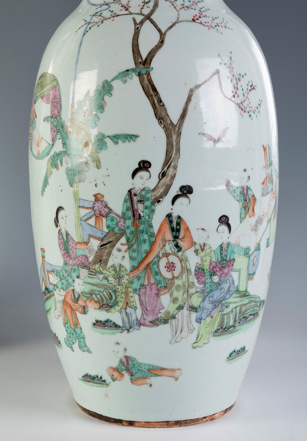 Pair of vases. China, Qing dynasty. Green family, 19th century.Hand-painted porcelain.Signed on - Image 4 of 6