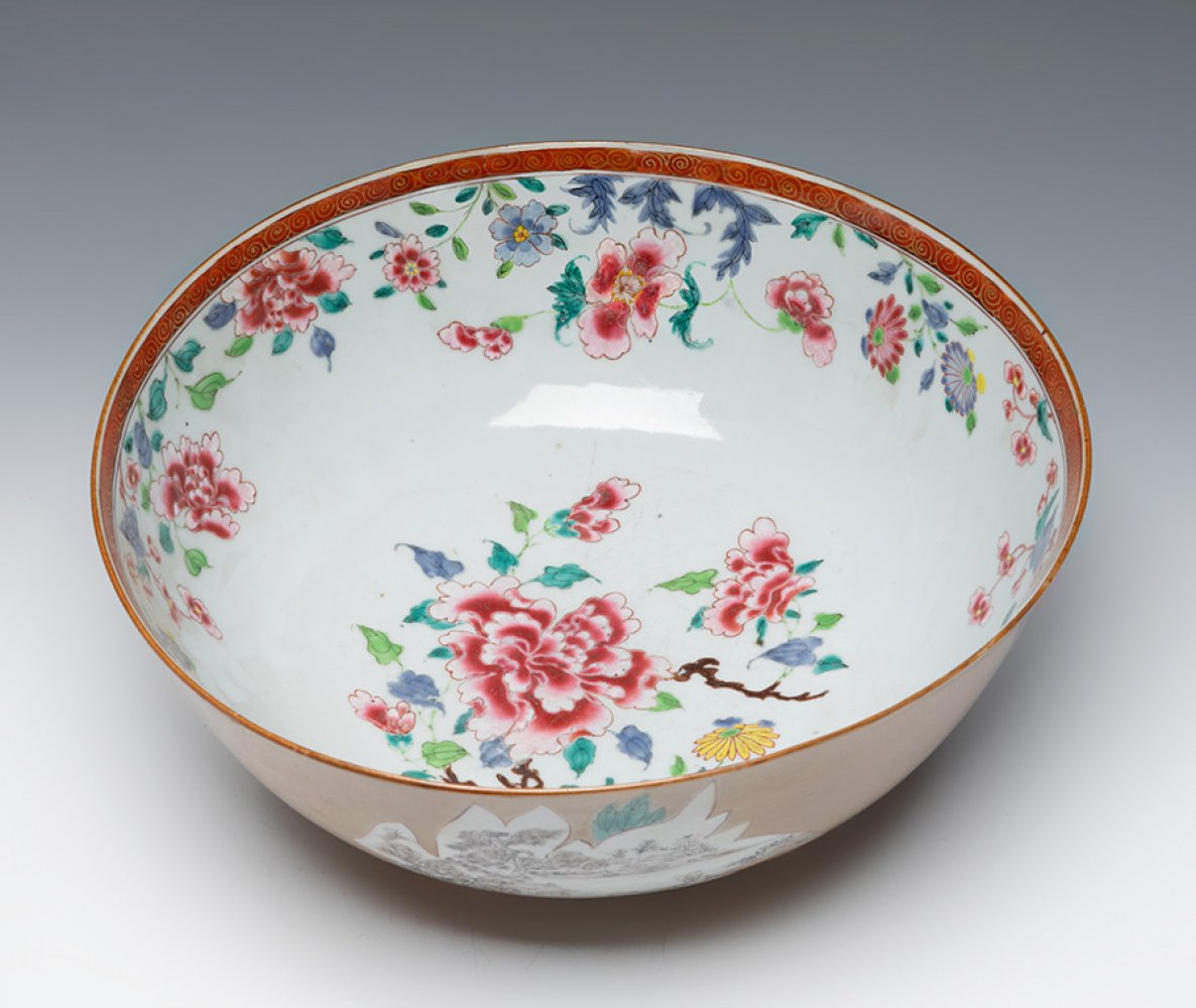 Rose Family Bowl for the export market. China, 19th century.Enamelled porcelain.With seal on the - Image 3 of 5