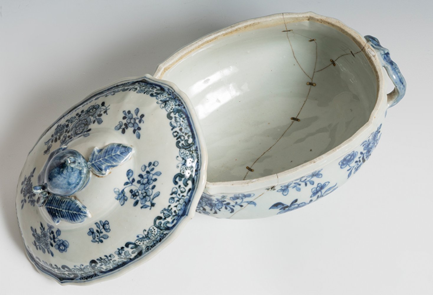 Chinese tureen, 18th century.Enamelled porcelain.Restored.Measurements: 21 x 24 x 18 cm.Chinese - Image 2 of 5