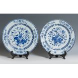 Pair of dishes. China, 18th century.Enamelled porcelain.Measurements: 34 cm (diameter).The cobalt
