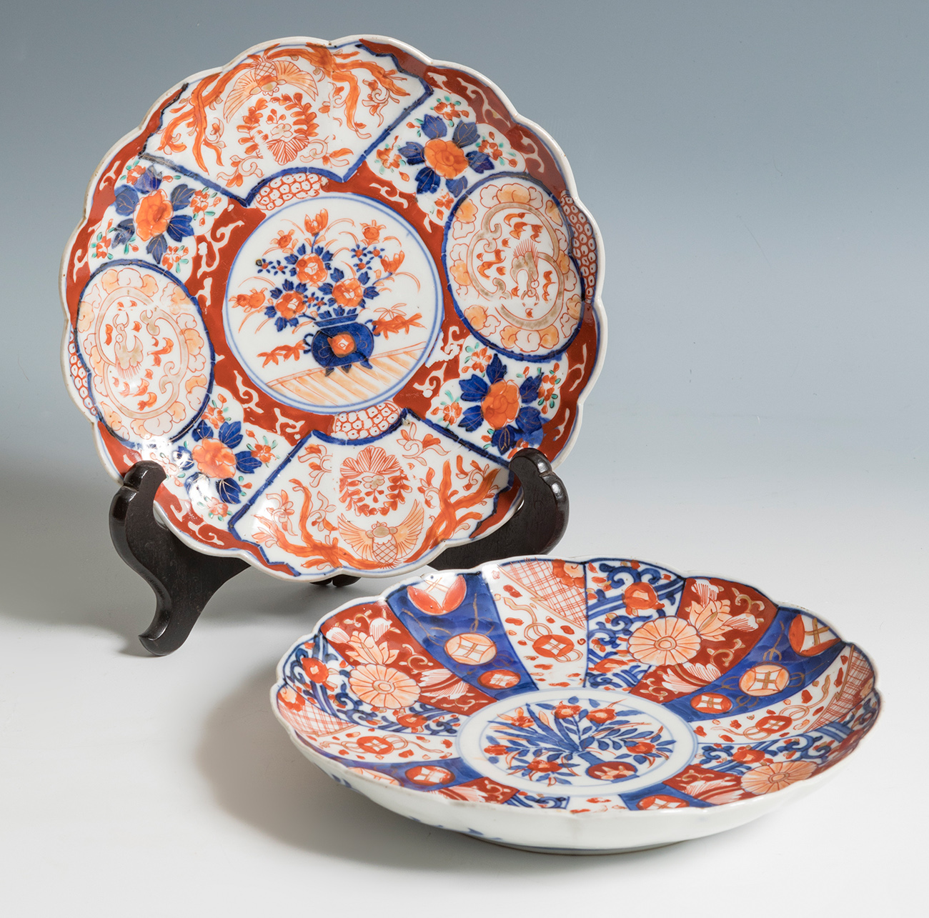 Two Imari-style dishes. Japan, 20th century.Glazed porcelain.Measurements: 21 cm in diameter.Pair of - Image 3 of 3