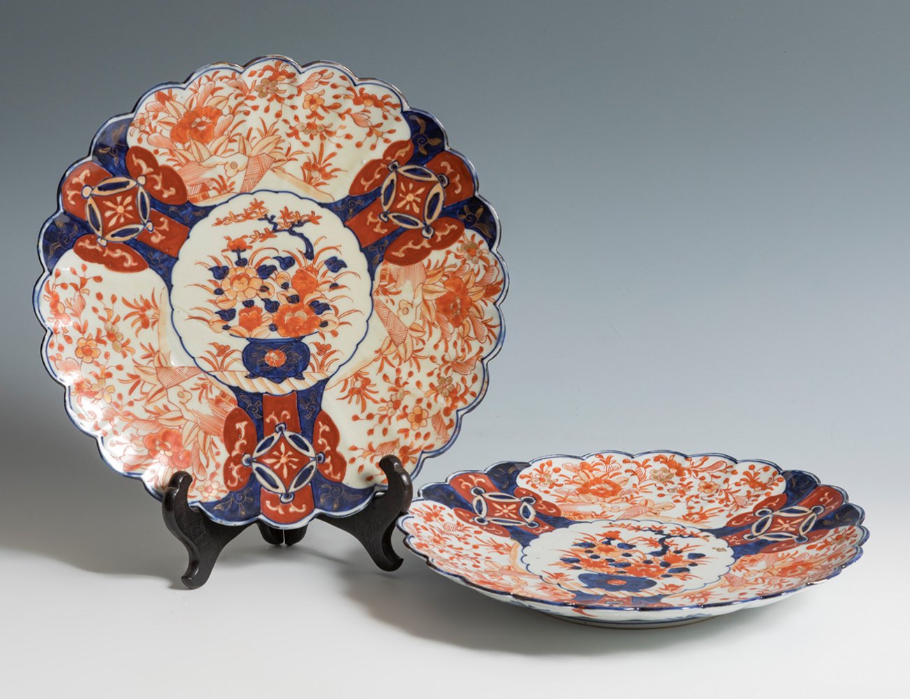 Two Imari-style dishes. Japan, 20th century.Glazed porcelain.Measurements: 30 cm in diameter.Pair of - Image 2 of 3