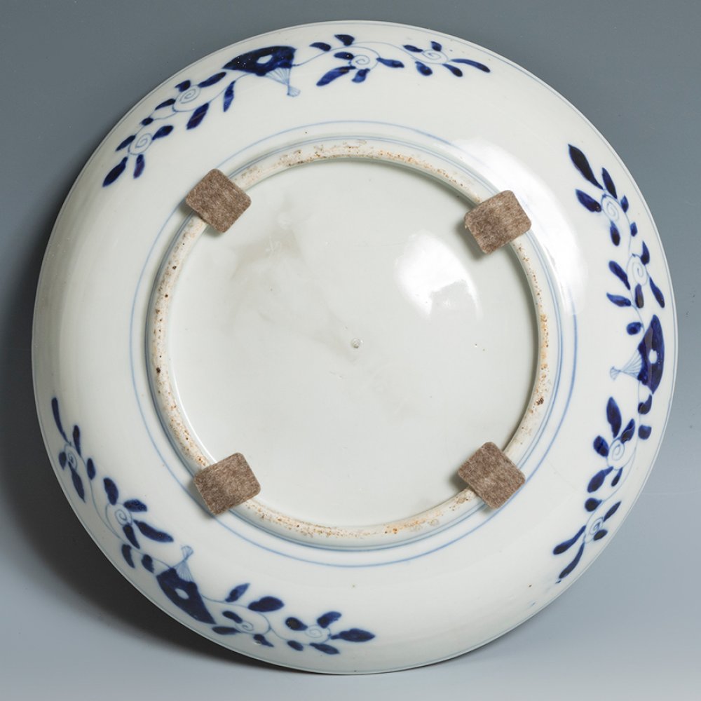 Plate of the East India Company, 19th century.Enamelled porcelain.Measurements: 34 cm (diameter). - Image 2 of 3