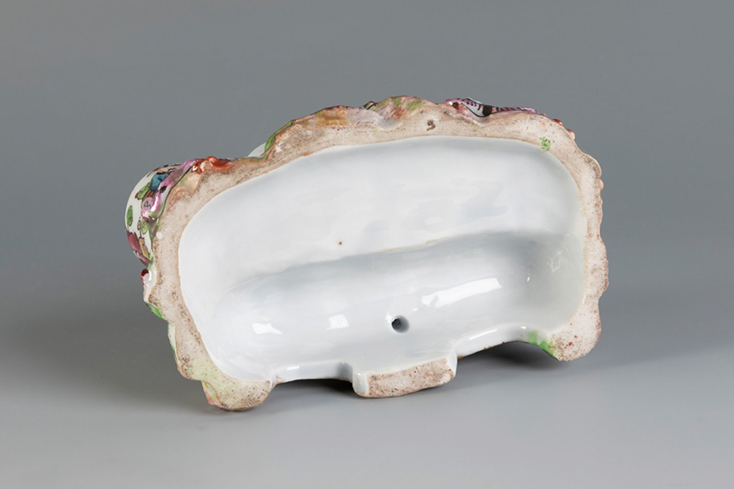 Curious and rare inkwell. China, second half of the 19th century.Hand-painted porcelain.It - Image 3 of 4