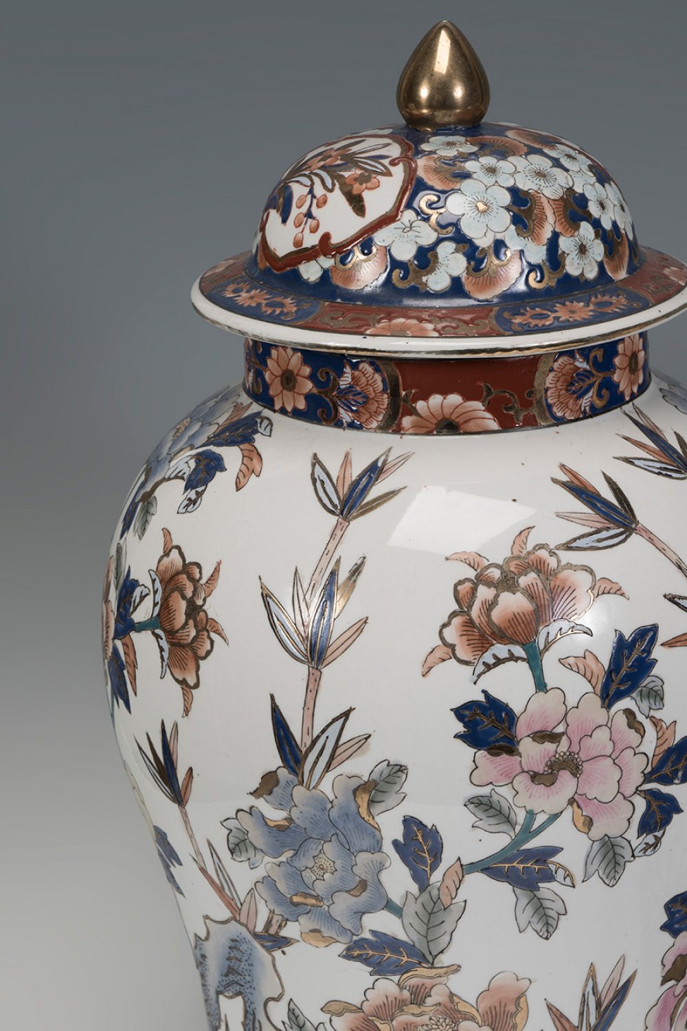 Pair of Imari style tibors; China, late 19th - early 20th century.Hand-painted porcelain.Signed on - Image 5 of 5