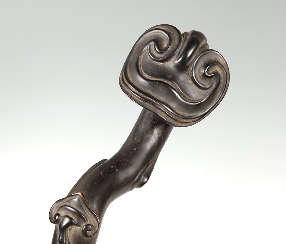 Ruyi sceptre; Liaoning, China, 19th century.Carved wood.Measurements: 37 cm long.This type of - Image 2 of 3