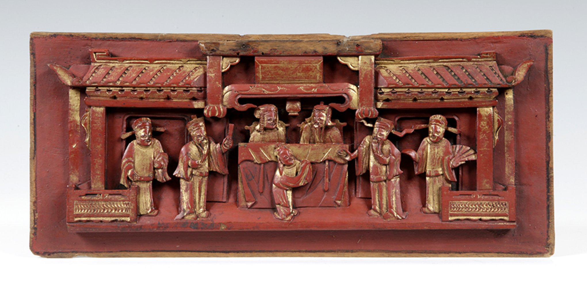 Ornamental frieze; China, Qing dynasty, 19th century.Carved and lacquered wood.Size: 17 x 38 x 2 - Image 2 of 3