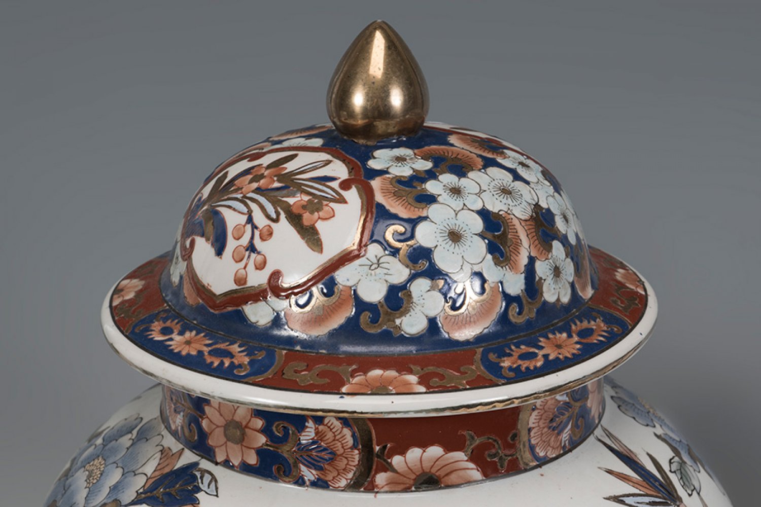 Pair of Imari style tibors; China, late 19th - early 20th century.Hand-painted porcelain.Signed on - Image 2 of 5