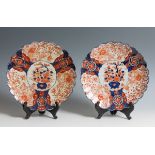 Two Imari-style dishes. Japan, 20th century.Glazed porcelain.Measurements: 30 cm in diameter.Pair of