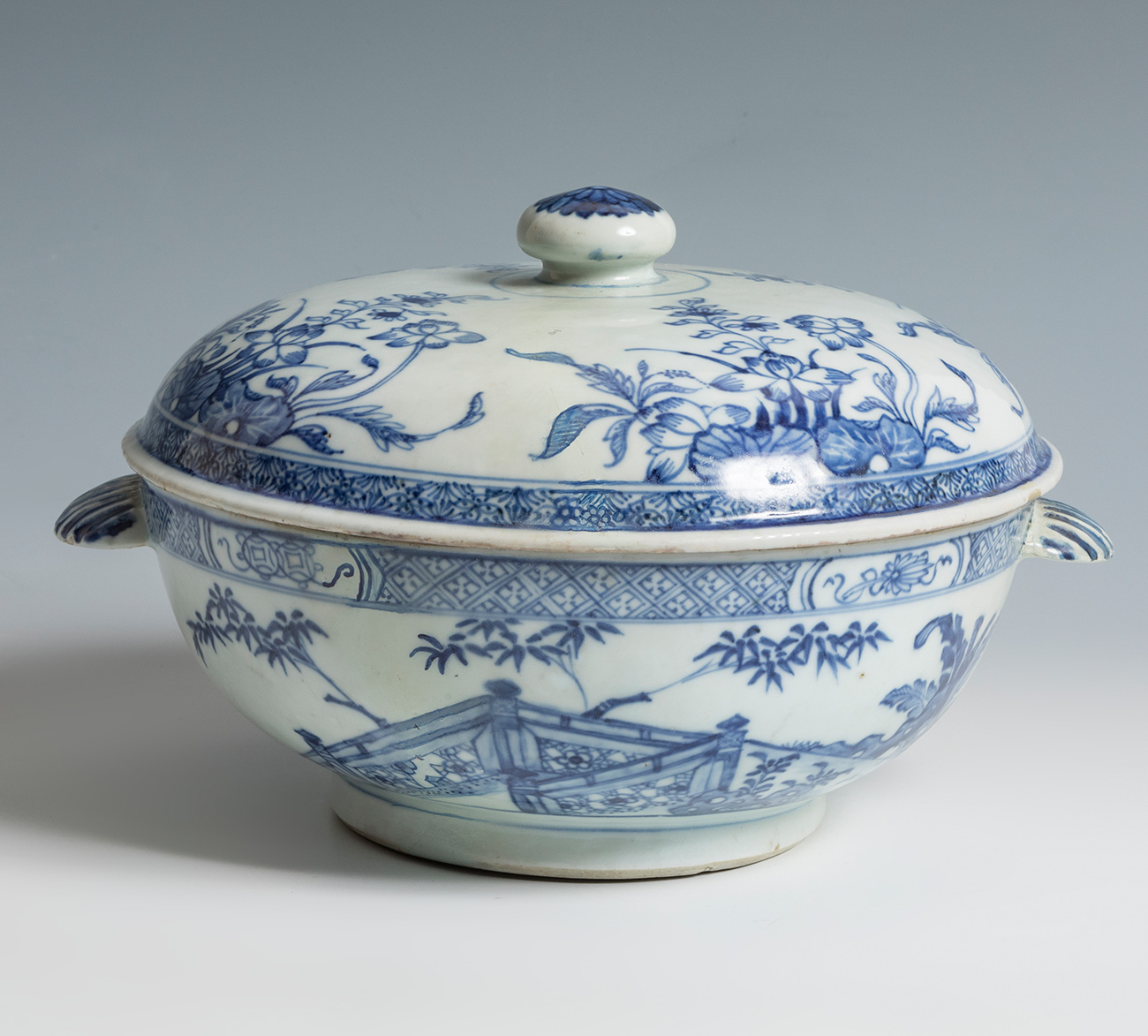 Chinese tureen, 18th century.Enamelled porcelain.With Peter G. Wells Antiquities label.Measures: