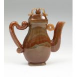 Teapot. China, 19th century.Carnelian.Measurements: 16 x 16 x 5 cm.Teapot made entirely of