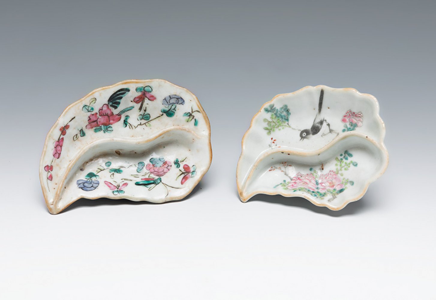 Pair of small leaf-shaped fountains. China, late 19th century.Enamelled porcelain.Stamps on the - Image 3 of 4