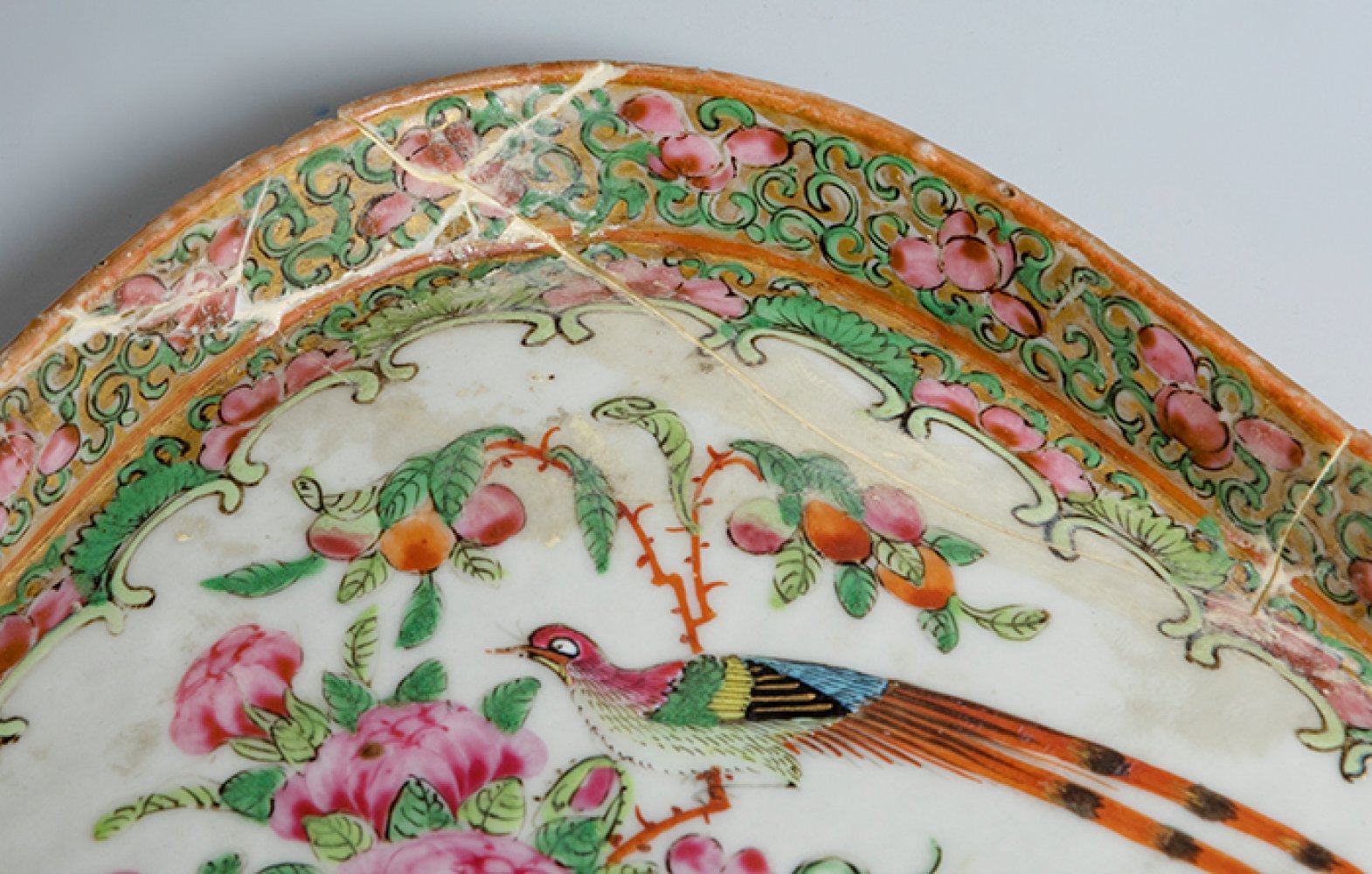 Pair of trays. Canton, China, 19th century.Enamelled porcelain.One of them is restored.Measurements: - Image 2 of 4