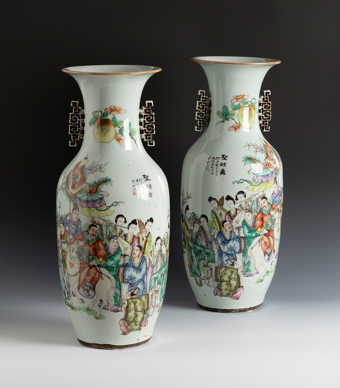 Pair of Qing dynasty vases, Green Family. China, 19th century.Hand-painted porcelain.With