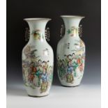 Pair of Qing dynasty vases, Green Family. China, 19th century.Hand-painted porcelain.With