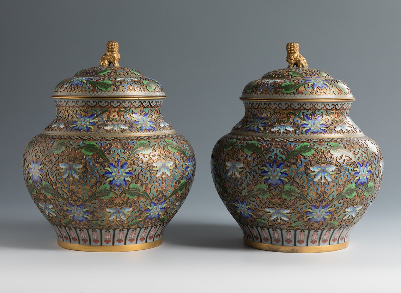Pair of ginger storage jars. China, 1920-1940.Bronze and cloisonné enamel. Carved wooden bases. - Image 3 of 4