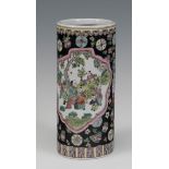 Brush pot, Black family; China, 20th century.Hand-painted and gilded porcelain.Measurements: 29 x
