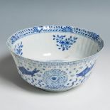 Kangxi bowl. China, 18th century.Enamelled porcelain.With signature on the base.Restored.Measures: