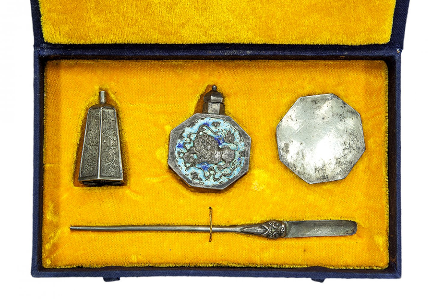 Rare complete snuff set; China, Qing dynasty, mid-19th century.Silver with enamels.In its case. - Image 2 of 2