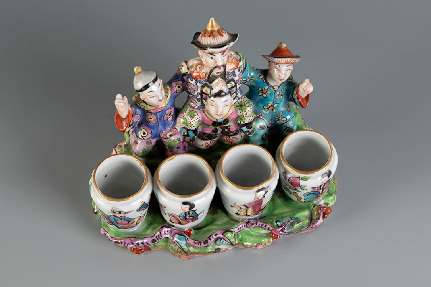 Curious and rare inkwell. China, second half of the 19th century.Hand-painted porcelain.It - Image 4 of 4