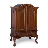 Baroque cabinet of oriental manufacture, 18th century.Walnut wood. Filleted in fine gold.It has a
