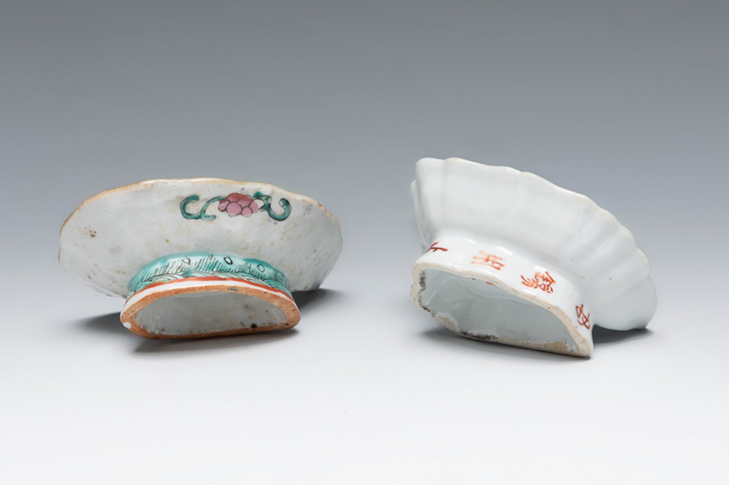 Pair of small leaf-shaped fountains. China, late 19th century.Enamelled porcelain.Stamps on the - Image 2 of 4