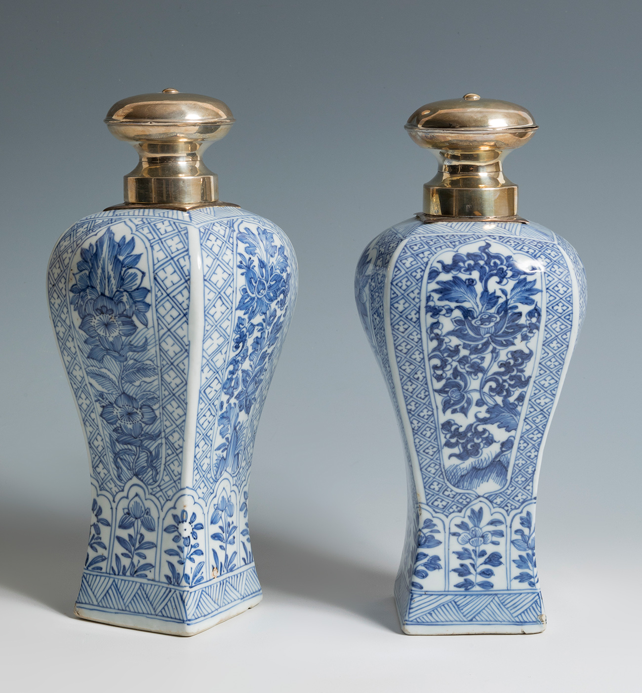 Pair of Chinese vases. Qing dynasty, Kangxi period, 18th century.Hand-painted porcelain.Size: 26 x