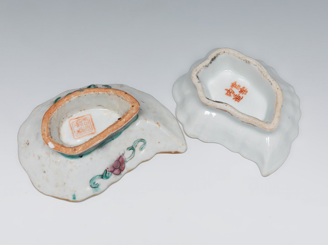 Pair of small leaf-shaped fountains. China, late 19th century.Enamelled porcelain.Stamps on the - Image 4 of 4