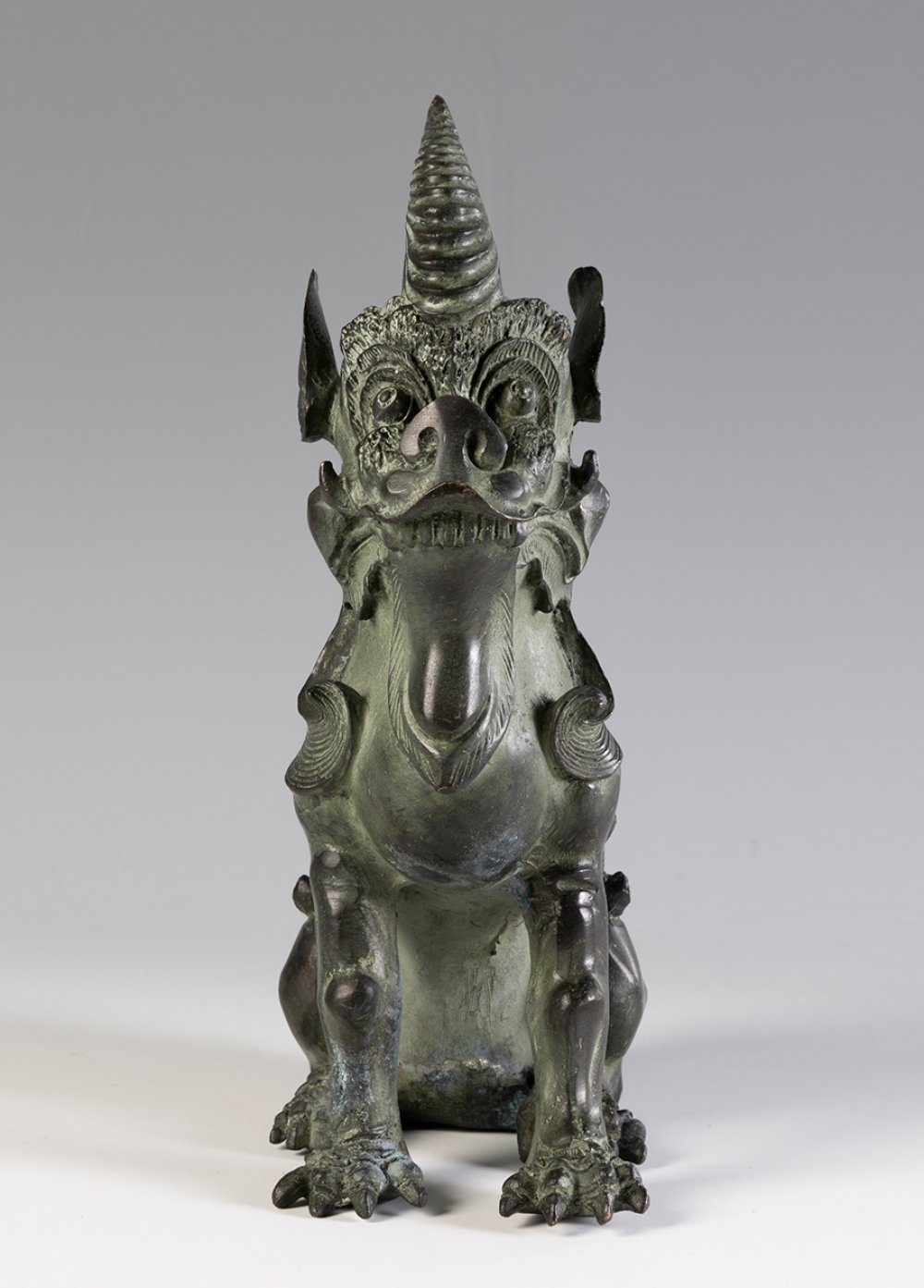 Quilin figure, China, 19th-20th century.Bronze.Measurements: 26,5 x 10 x 19 cm.Chinese figure made - Image 3 of 3