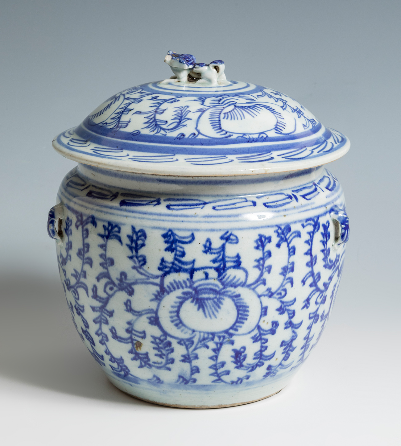 Chinese urn, 19th century.Enamelled porcelain.Sealing wax seal on the base.Measurements: 23 x 21 x