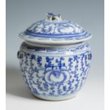 Chinese urn, 19th century.Enamelled porcelain.Sealing wax seal on the base.Measurements: 23 x 21 x