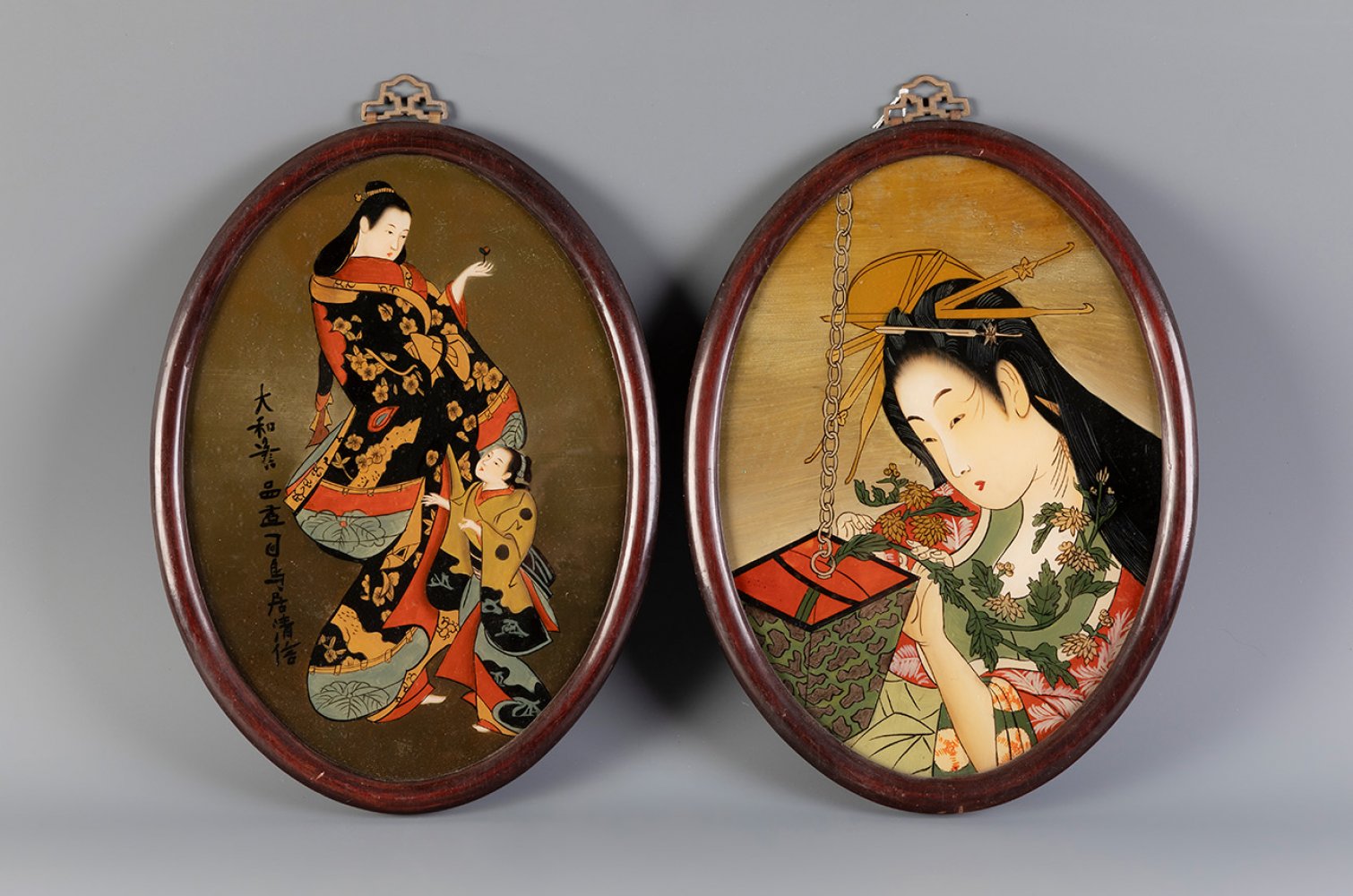 Japanese school of the first half of the 20th century."Ladies".Pair of paintings on oval-shaped